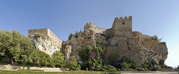 Panorama der Festungsanlage von Salobreña in Andalusien, Spanien