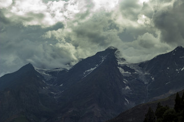 Fototapeta premium a heavy evening sky before a thunderstorm in mountains