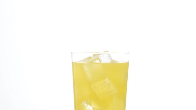 Refresco de naranja en un vaso con hielos