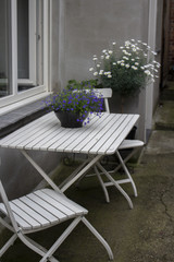 Fototapeta na wymiar table and chairs in garden