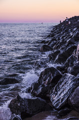 vagues contre la digue