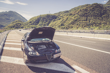 Panne auf der Autobahn: Auto mit geöffneter Motorhaube am Pannenstreifen