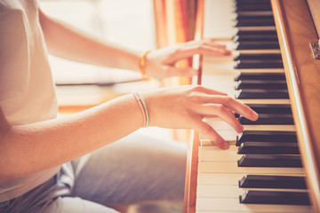 Junges Mädchen spielt leidenschaftlich auf Klavier, Ausschnitt der Hände