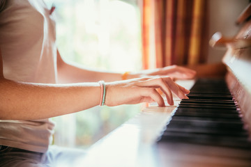 Obraz na płótnie Canvas Junges Mädchen spielt leidenschaftlich auf Klavier, Ausschnitt der Hände