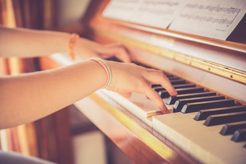 Junges Mädchen spielt leidenschaftlich auf Klavier, Ausschnitt der Hände