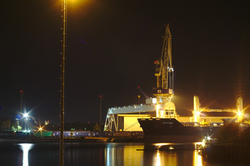 Schiff beim Beladen in Bremen
