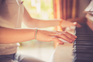 Junges Mädchen spielt leidenschaftlich auf Klavier, Ausschnitt der Hände