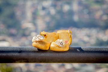 sapatinho de menina dourado