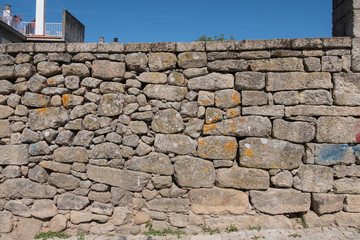 Muro de piedra en una calle de Allariz, Ourense. Galicia. España.