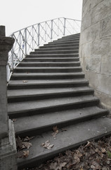 Fototapeta premium Treppe bei schlechtem Wetter diesiges Licht grau und blass, fotografiert in Szeged, Ungarn