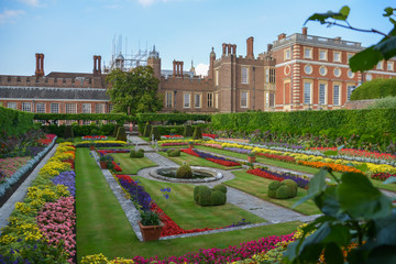 Hampton Court Palace in summer. - obrazy, fototapety, plakaty