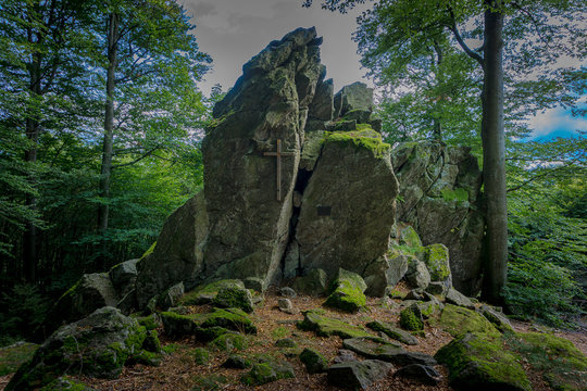 Fototapeta Hirschenstein 2018-1   Fels mit Kreuz auf dem Gipfel des Hirschensteins im Bayerischen Wald