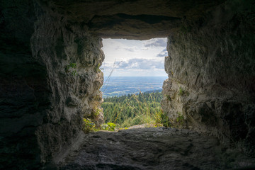 Hirschenstein 2018-6    Blick aus einem Fenster des Aussichtsturms am Hirschensteins auf den Gäuboden.