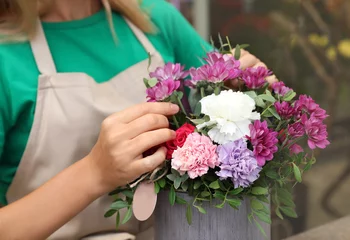 Photo sur Plexiglas Fleuriste Female florist making beautiful bouquet in flower shop, closeup