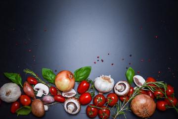 Vegetarische Speise, Zwiebeln Tomaten und Gemüse für Nudeln