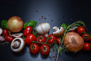 Vegetarische Speise, Zwiebeln Tomaten und Gemüse für Nudeln