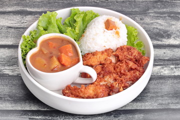 Jasmine rice with deep fried chicken and Japanese yellow curry .