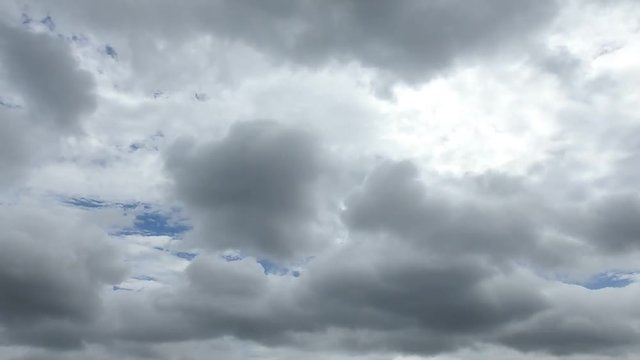 青空が見えていますが、手前を灰色の雲が飛んでいきます。空のタイムラプス動画