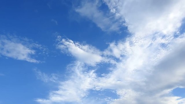 キラキラして、美しい雲です。青空のタイムラプス動画