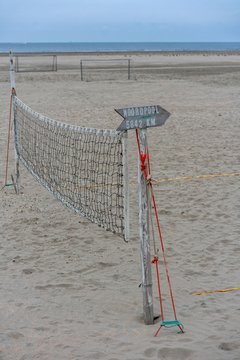 Wegweiser zum Nordpol an Volleyballfeld