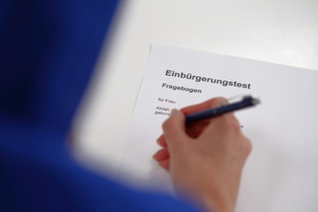 Frau füllt Einbuergerungstest aus