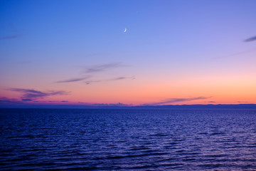 Obraz premium Beautiful sunset over the deep blue sea.