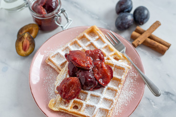 Waffeln mit Zwetschgenröster 