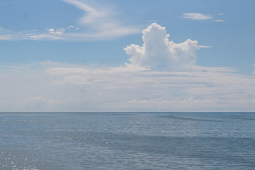 Horizonte con cielo despejado de verano
