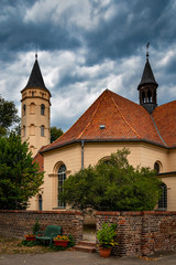 Dramatischer Wolkenhimmel über der Kreuzkirche in Königs Wusterhausen, Ansucht von Südosten