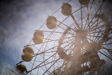 Колесо обозрения в отражении лужи