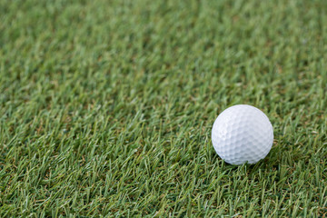 ゴルフボールと芝生