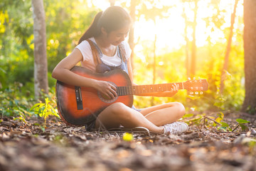 Women living in the wild guitar.