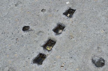 静岡県賀茂郡東伊豆町稲取の志津摩周辺に点在する江戸城築城石の採石跡です。あいている穴は「矢穴」といい、この穴に木を入れ水を注ぎます。すると、木が水を吸って膨張し、石が割れます。