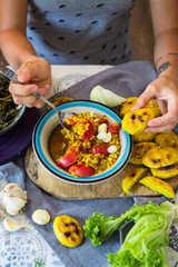 Bulgur grain porridge with tomatoes and corn bread