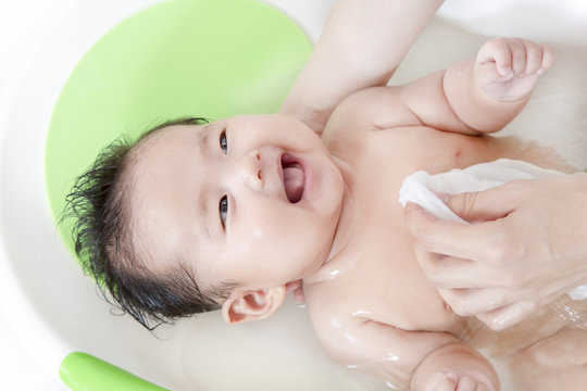 新生児の入浴・沐浴方法を説明するマニュアル用写真、首周りの洗い方手順。