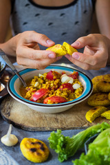 Bulgur grain porridge with tomatoes and corn bread