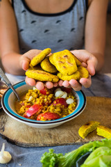 Bulgur grain porridge with tomatoes and corn bread