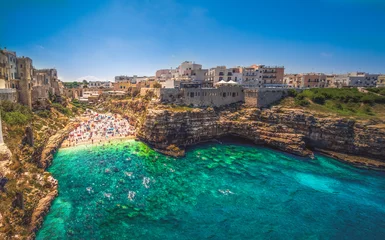 buntes süditalienisches Dorf in Apulien in der Stadt Polignano © Luca Lorenzelli