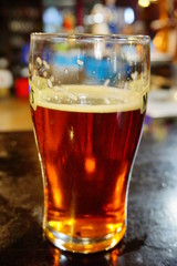 Pinta de cerveza en vaso