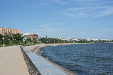 Obraz premium Embankment on the Volga in the town of Kamyshin in the Volgograd region. Russia. August, 2018.