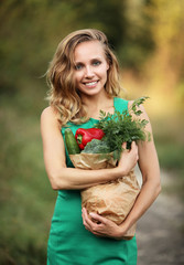 Fototapeta Kobieta trzymająca torbę z warzywami obraz