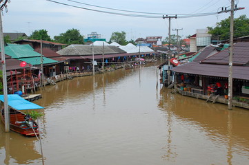 Fototapeta na wymiar The floating market in Amphawa near Bangkok in Thailand