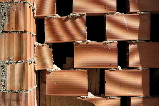 fa&ccedil;ade provisoire en brique rouge (d&eacute;tail)