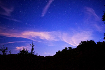 Wolken vor den Sternen in der Nacht