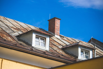 Dachfenster eines Hauses, blauer Himmel