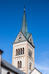 Kirchturm der Radstädter Kirche, blauer Himmel, Sommer