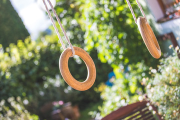 Turnringe aus Holz, aufgehängt im eigenen Garten