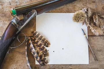 Papier Peint photo Lavable Chasser Concept d& 39 histoires de chasse : fusil de chasse, cible vers le bas, plumes de faisan et stylo vintage sur fond de bois ancien