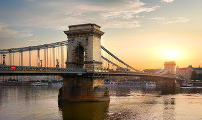 Obraz premium Chain Bridge and sun
