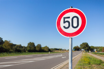 Straße mit 50er Schild